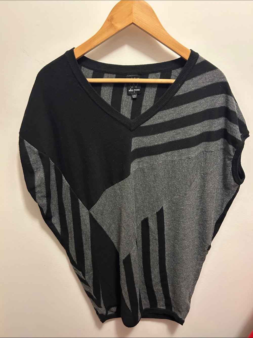 Ella Moss Black & Gray Geometric V-Neck Poncho